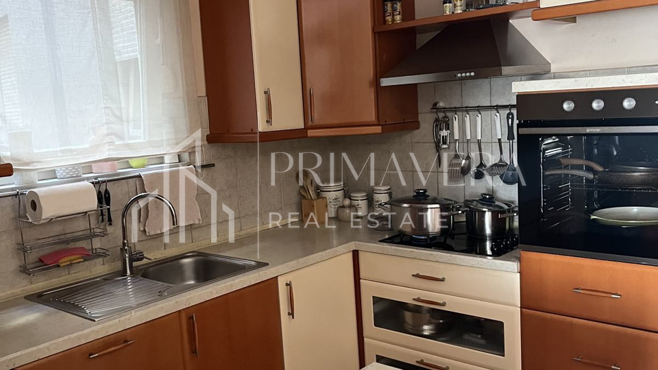 Zadar&sol;Smiljevac&comma; komforni trosobni stan&comma; kompletno namje&scaron;ten&comma; 95 m2