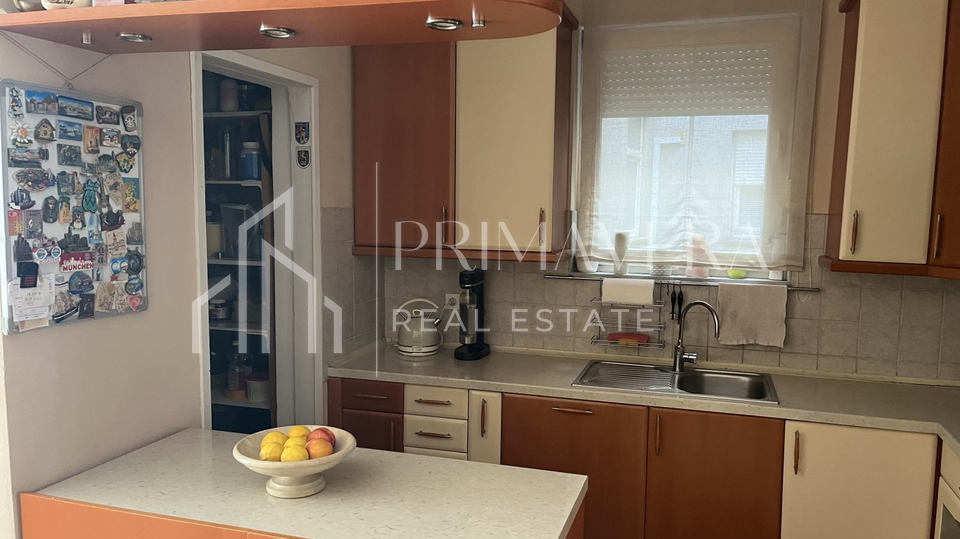 Zadar&sol;Smiljevac&comma; komforni trosobni stan&comma; kompletno namje&scaron;ten&comma; 95 m2