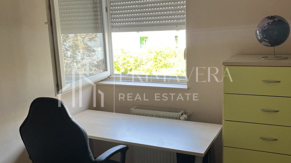 Zadar&sol;Smiljevac&comma; komforni trosobni stan&comma; kompletno namje&scaron;ten&comma; 95 m2