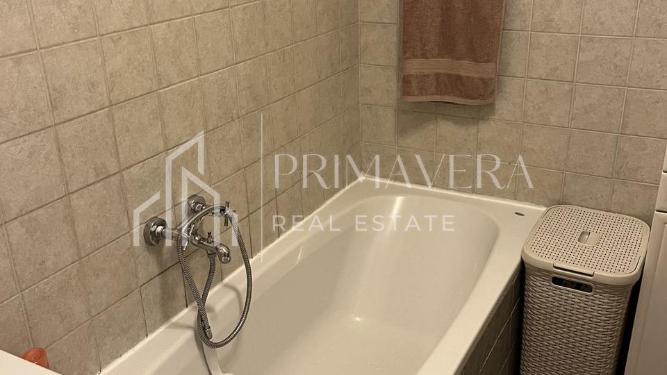 Zadar&sol;Smiljevac&comma; komforni trosobni stan&comma; kompletno namje&scaron;ten&comma; 95 m2