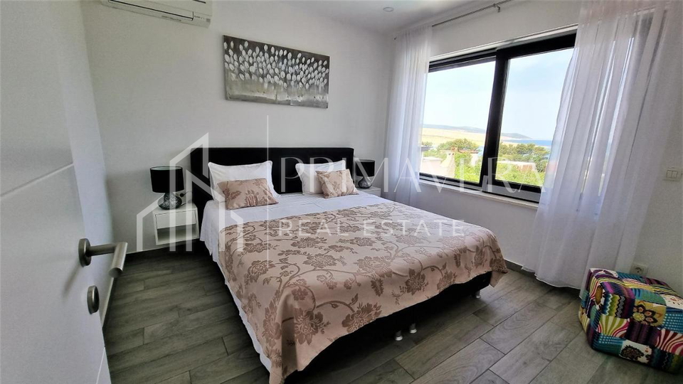 ROVANJSKA &ndash; Luksuzna samostoje&cacute;a vila s bazenom&comma; prostranom oku&cacute;nicom i panoramskim pogledom na more