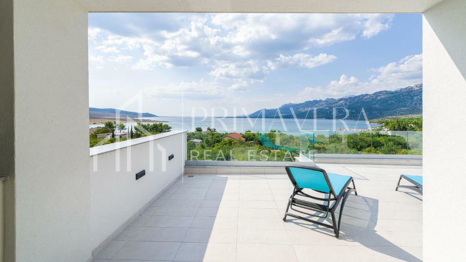 ROVANJSKA &ndash; Luksuzna samostoje&cacute;a vila s bazenom&comma; prostranom oku&cacute;nicom i panoramskim pogledom na more