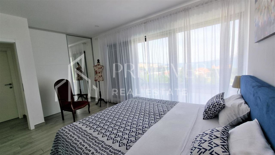 ROVANJSKA &ndash; Luksuzna samostoje&cacute;a vila s bazenom&comma; prostranom oku&cacute;nicom i panoramskim pogledom na more