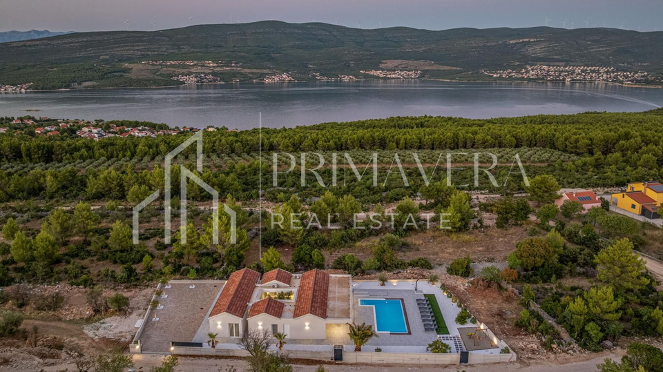 Pridraga&comma; luksuzna &ccaron;etverosobna vila s bazenom na osami