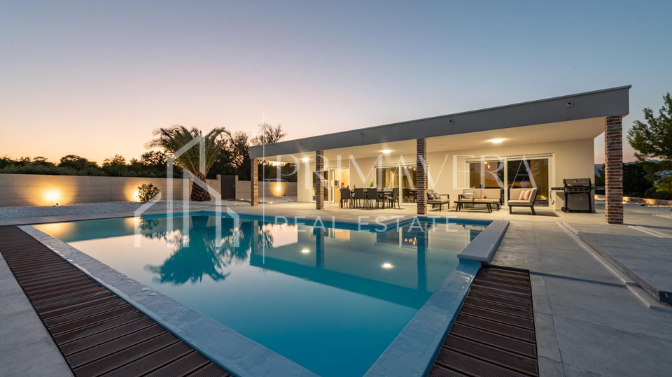 Pridraga&comma; luksuzna &ccaron;etverosobna vila s bazenom na osami