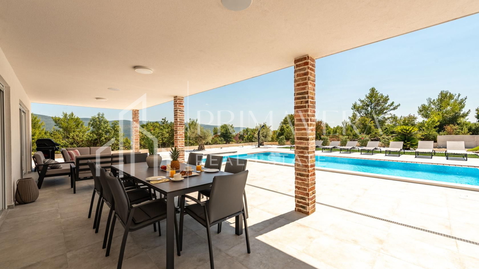 Pridraga&comma; luksuzna &ccaron;etverosobna vila s bazenom na osami