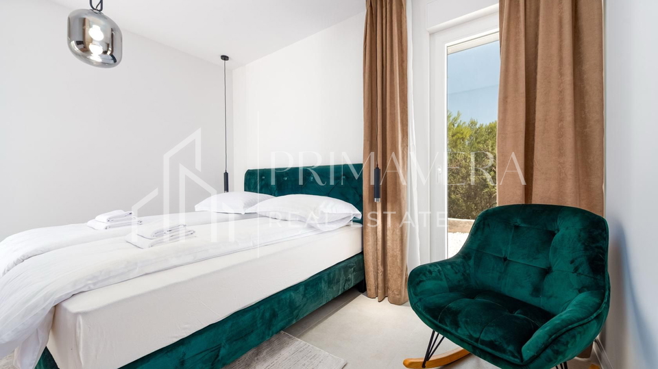 Pridraga&comma; luksuzna &ccaron;etverosobna vila s bazenom na osami