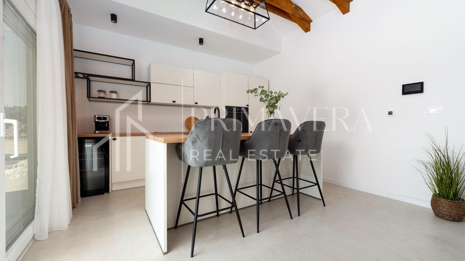 Pridraga&comma; luksuzna &ccaron;etverosobna vila s bazenom na osami