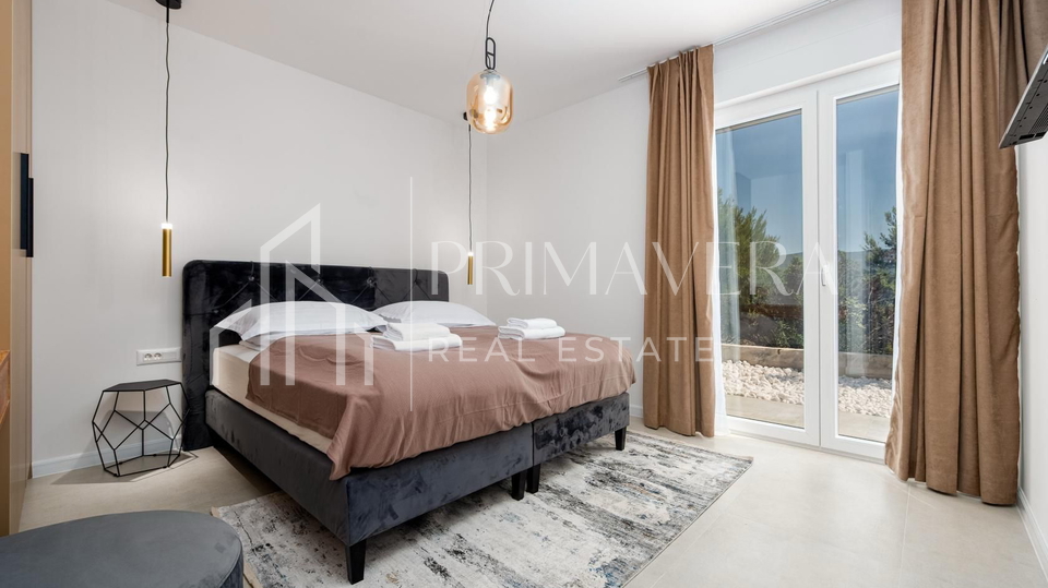 Pridraga&comma; luksuzna &ccaron;etverosobna vila s bazenom na osami