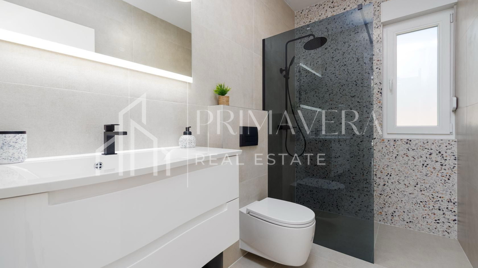 Pridraga&comma; luksuzna &ccaron;etverosobna vila s bazenom na osami