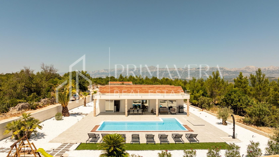 Pridraga&comma; luksuzna &ccaron;etverosobna vila s bazenom na osami