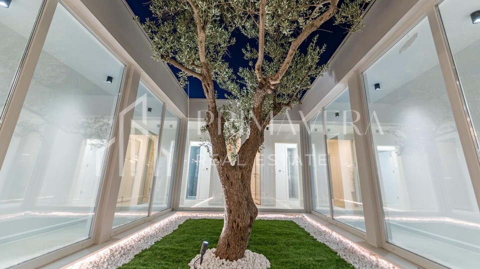 Pridraga&comma; luksuzna &ccaron;etverosobna vila s bazenom na osami