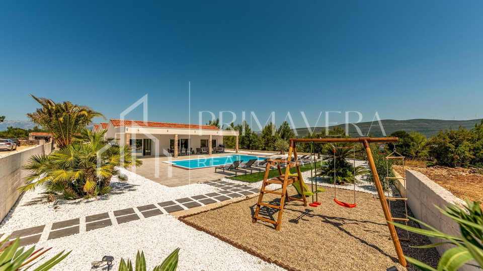 Pridraga&comma; luksuzna &ccaron;etverosobna vila s bazenom na osami