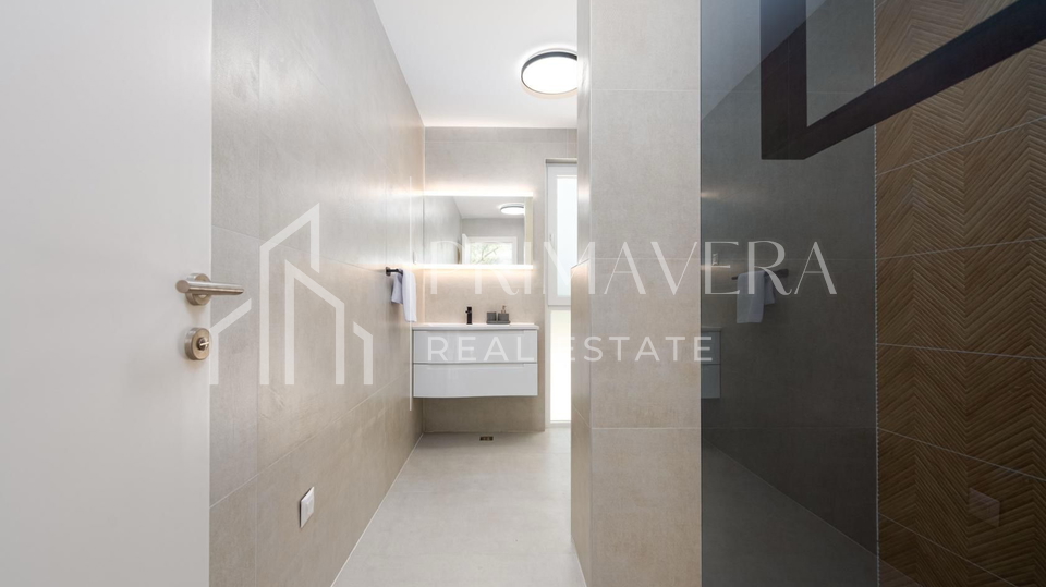 Pridraga&comma; luksuzna &ccaron;etverosobna vila s bazenom na osami