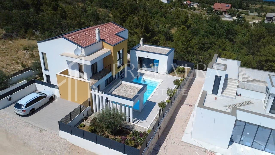 Pridraga&comma; luksuzna vila s bazenom u blizini mora