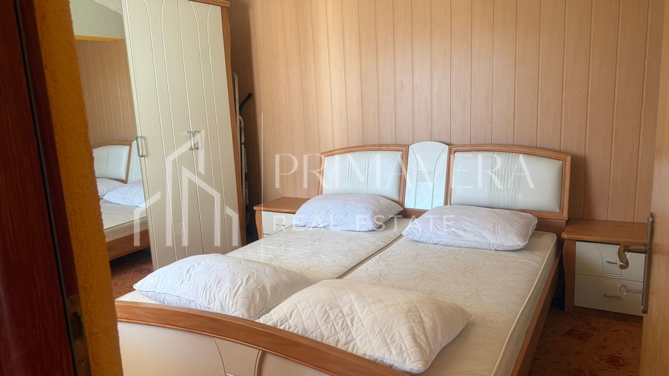 Vir&comma; dvojna ku&cacute;a s dva apartmana blizu pla&zcaron;e&comma; pogled na more&excl;