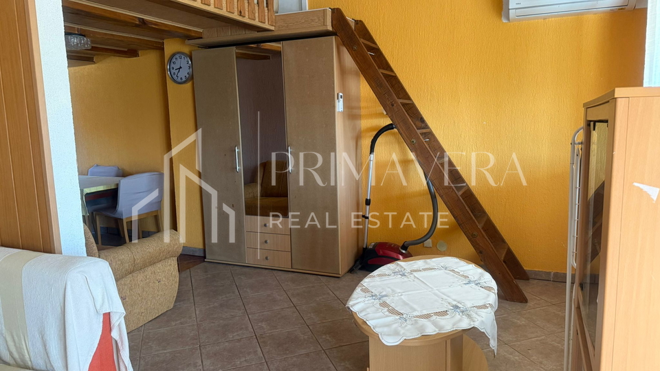 Vir&comma; dvojna ku&cacute;a s dva apartmana blizu pla&zcaron;e&comma; pogled na more&excl;