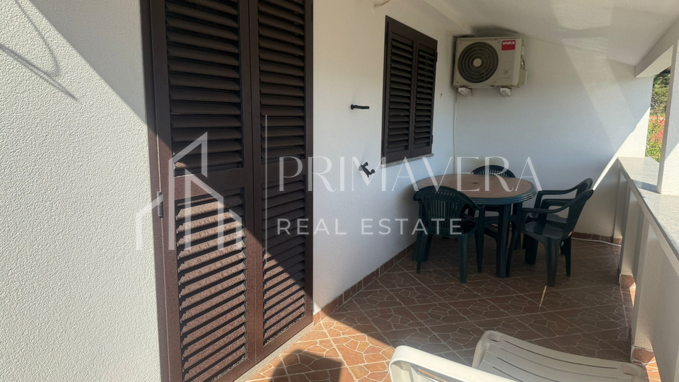 Vir&comma; dvojna ku&cacute;a s dva apartmana blizu pla&zcaron;e&comma; pogled na more&excl;
