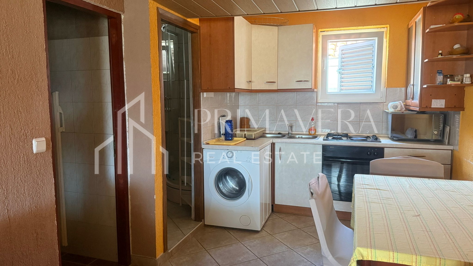 Vir&comma; dvojna ku&cacute;a s dva apartmana blizu pla&zcaron;e&comma; pogled na more&excl;