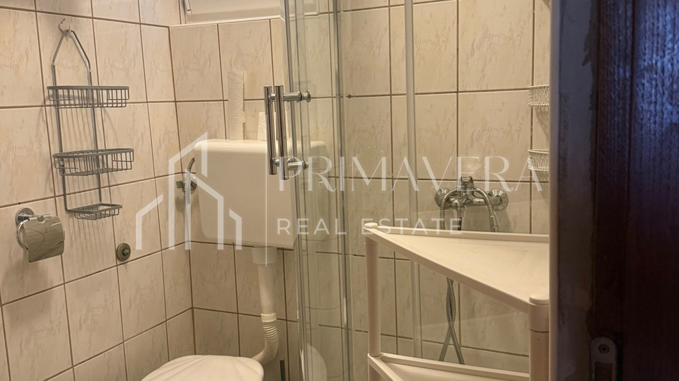 Vir&comma; dvojna ku&cacute;a s dva apartmana blizu pla&zcaron;e&comma; pogled na more&excl;