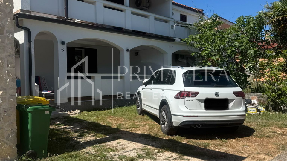 Vir&comma; dvojna ku&cacute;a s dva apartmana blizu pla&zcaron;e&comma; pogled na more&excl;