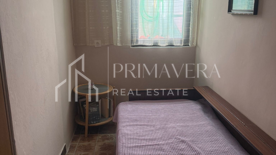 Vir&comma; dvojna ku&cacute;a s dva apartmana blizu pla&zcaron;e&comma; pogled na more&excl;