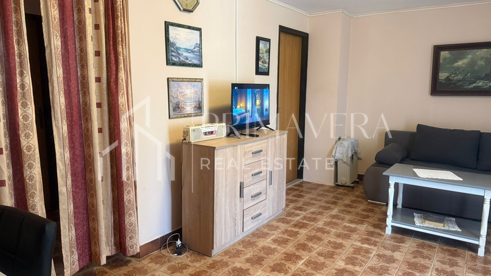 Vir&comma; dvojna ku&cacute;a s dva apartmana blizu pla&zcaron;e&comma; pogled na more&excl;
