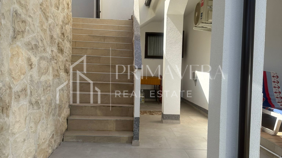 Vir&comma; dvojna ku&cacute;a s dva apartmana blizu pla&zcaron;e&comma; pogled na more&excl;