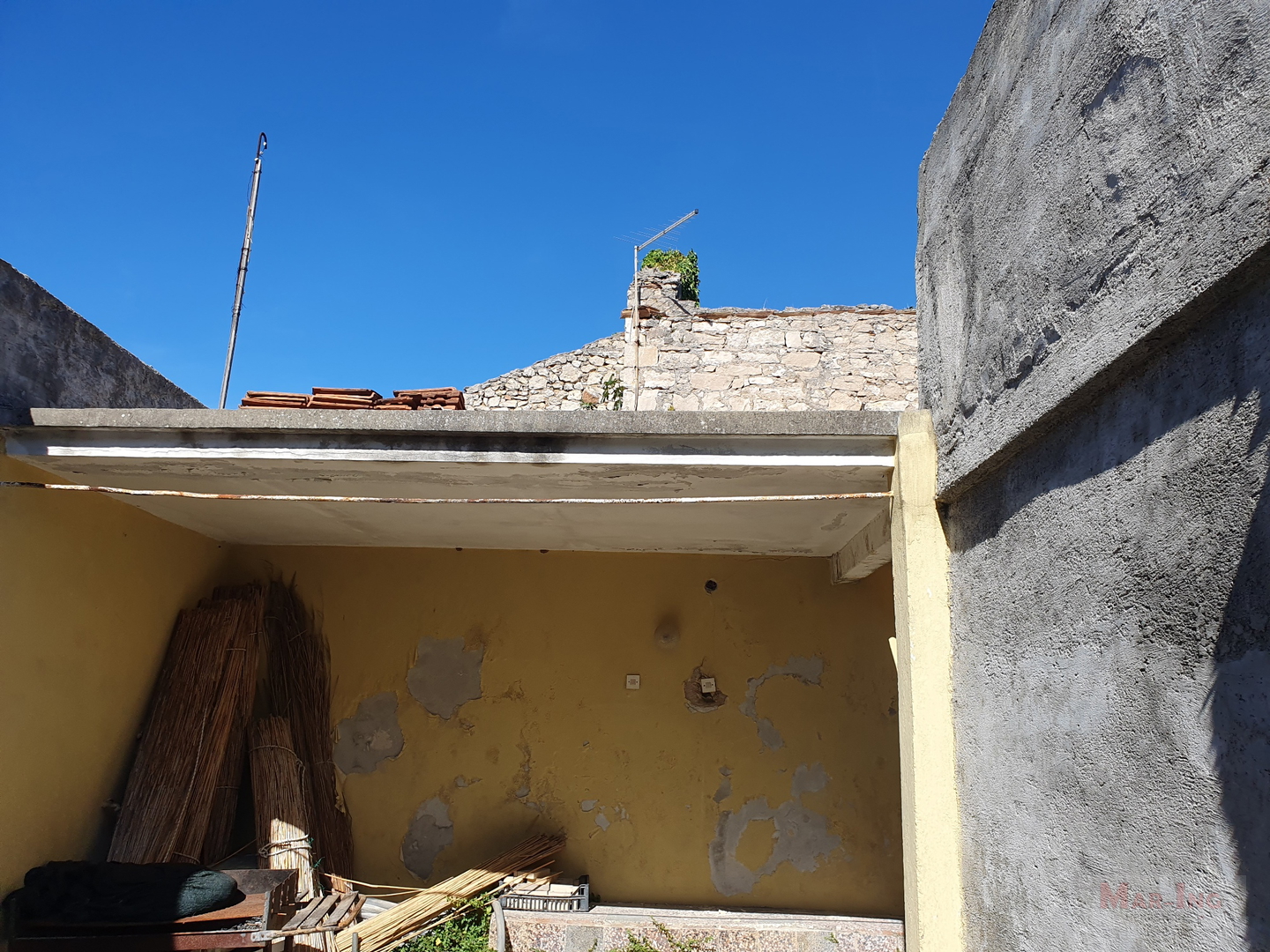 PREKO - SUTOMIŠĆICA - kamena kuća u nizu