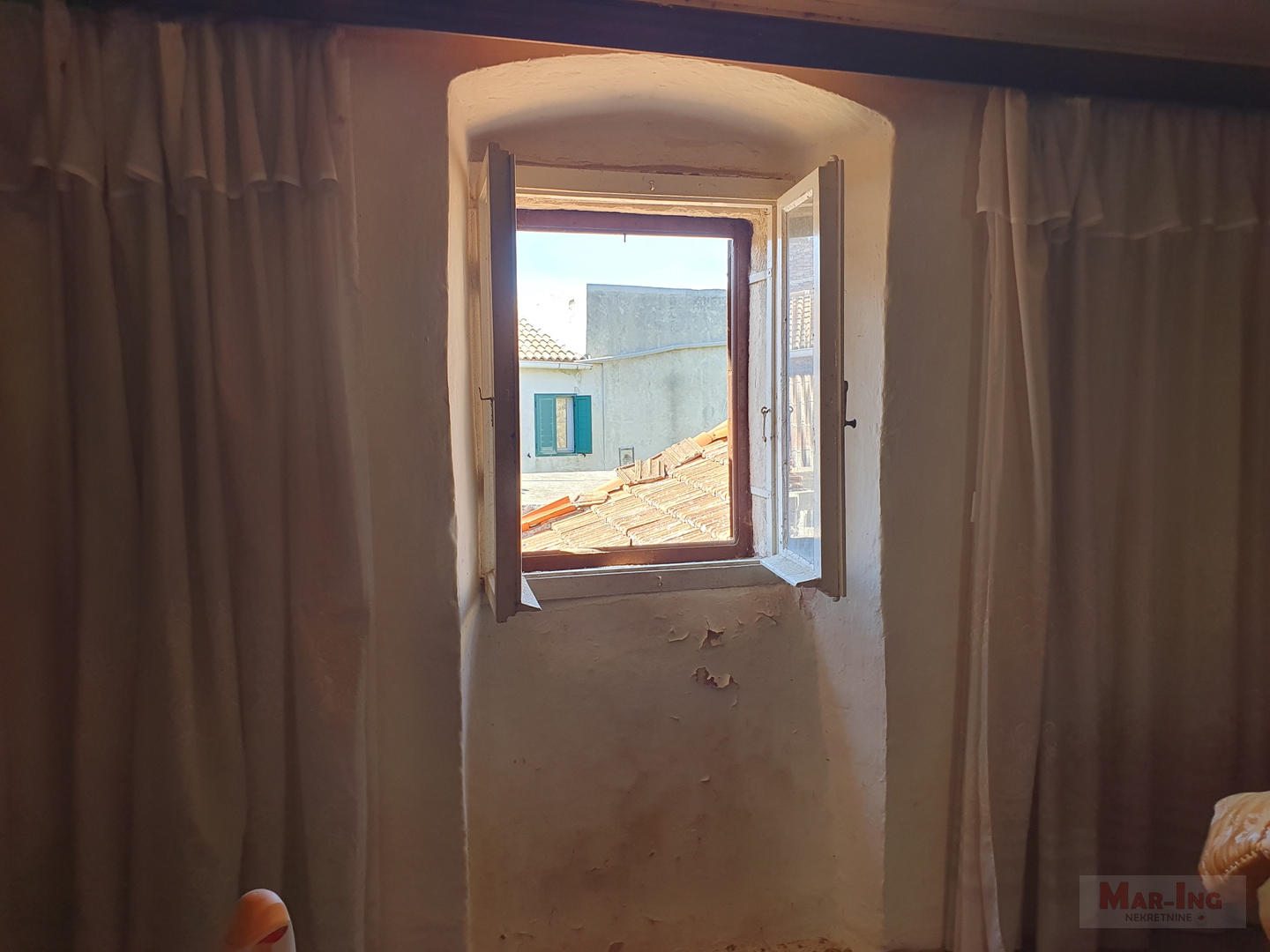 PREKO - SUTOMIŠĆICA - kamena kuća u nizu