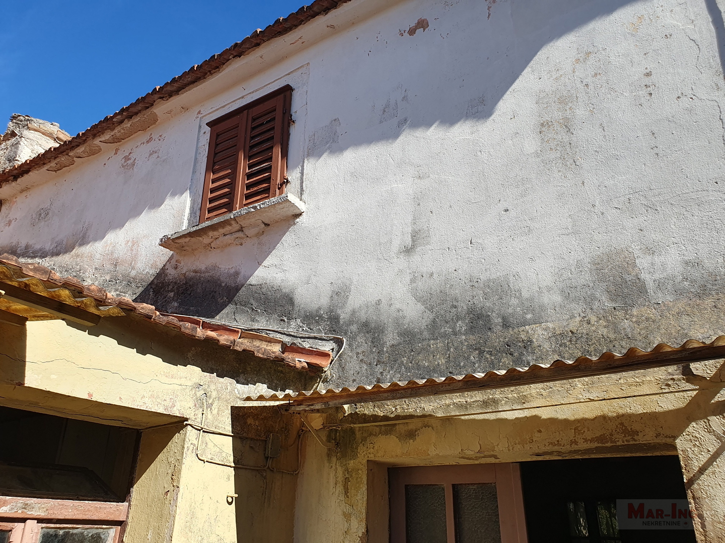 PREKO - SUTOMIŠĆICA - kamena kuća u nizu