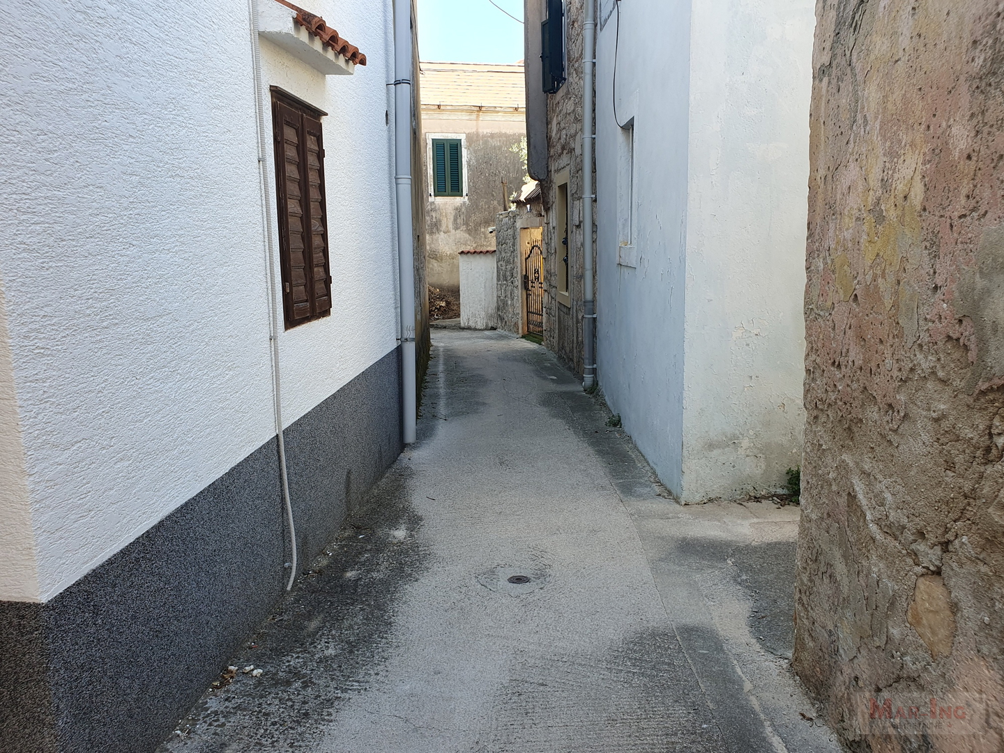 PREKO - SUTOMIŠĆICA - kamena kuća u nizu