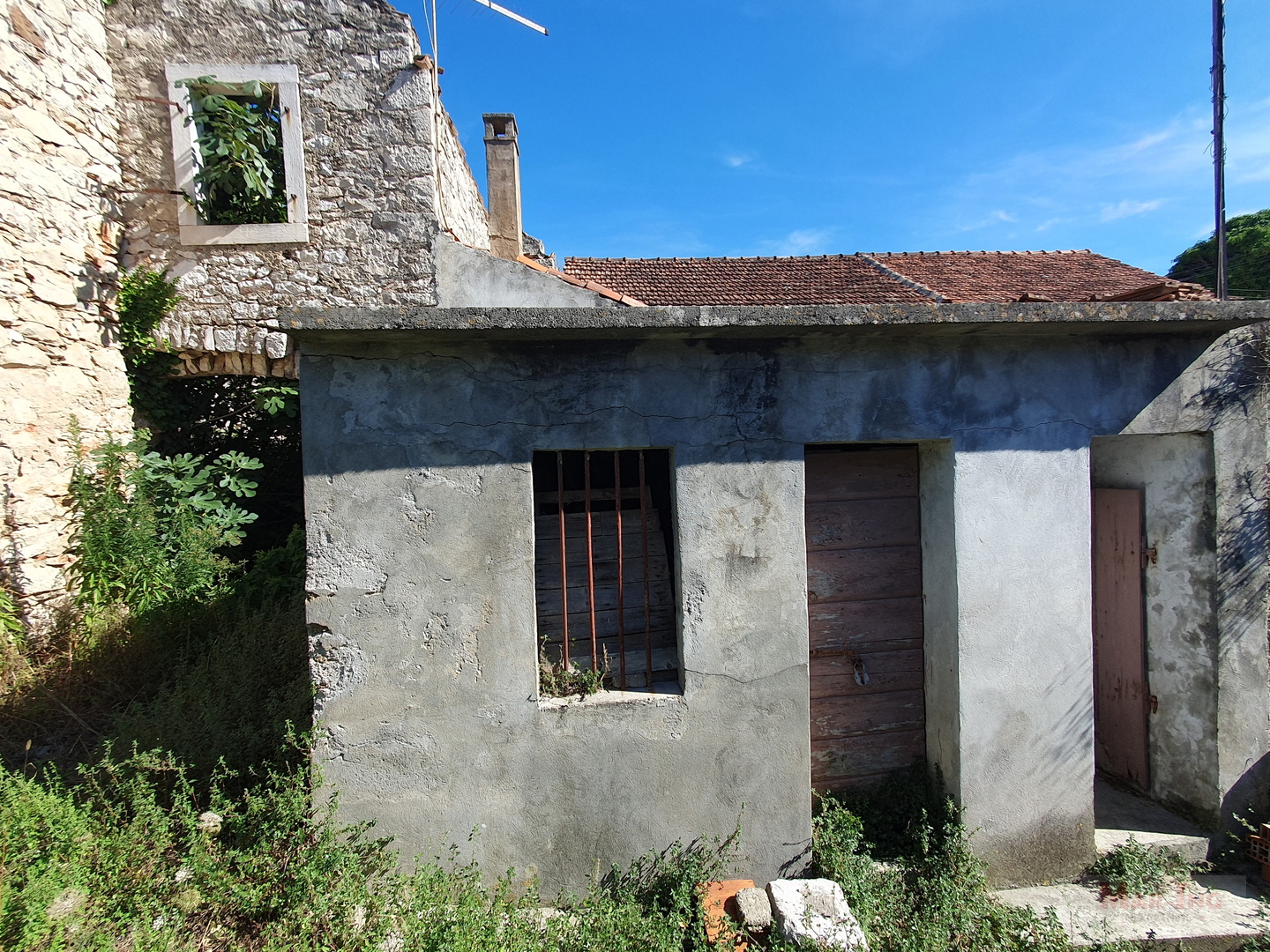 PREKO - SUTOMIŠĆICA - kamena kuća u nizu