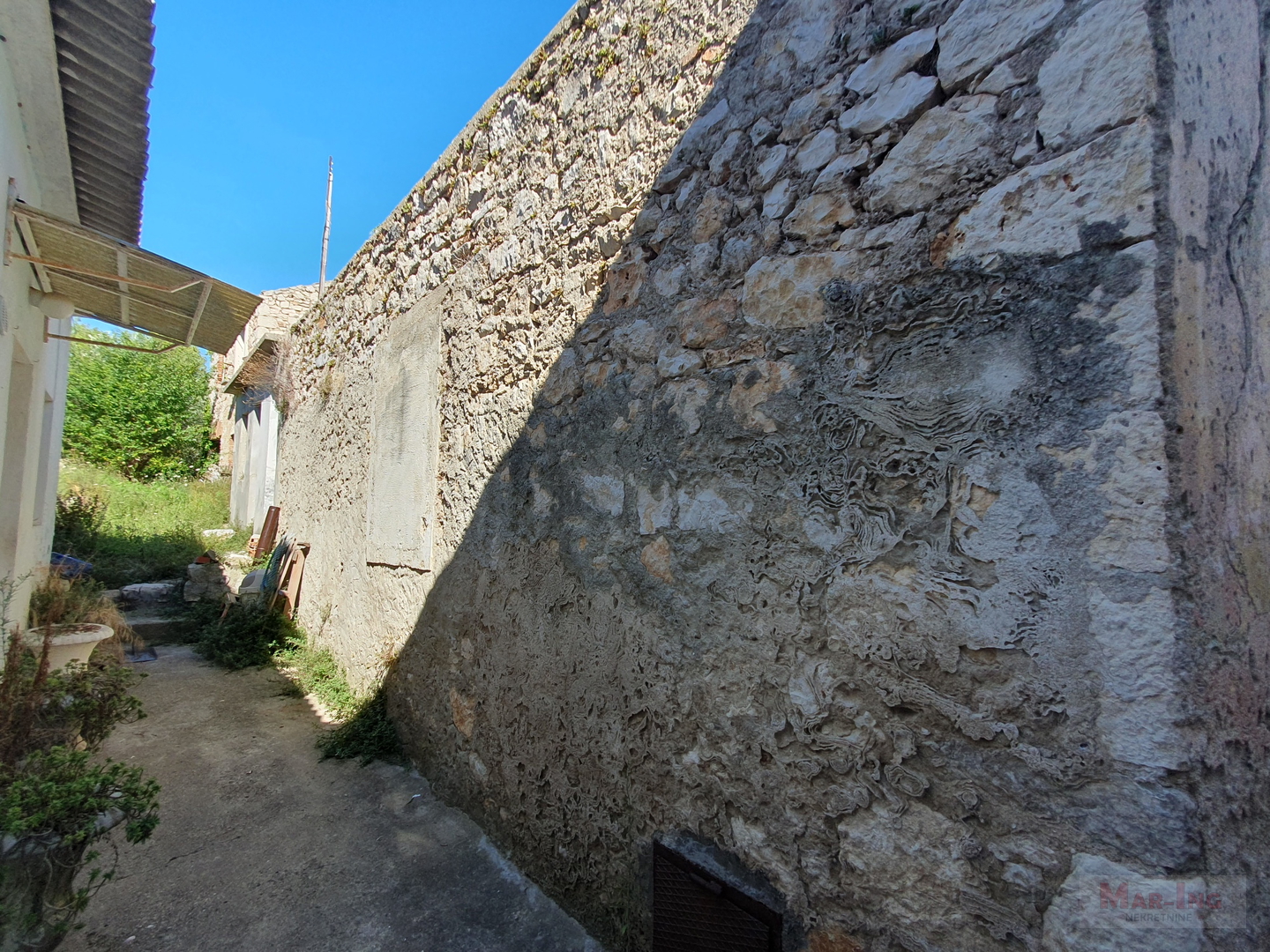 PREKO - SUTOMIŠĆICA - kamena kuća u nizu