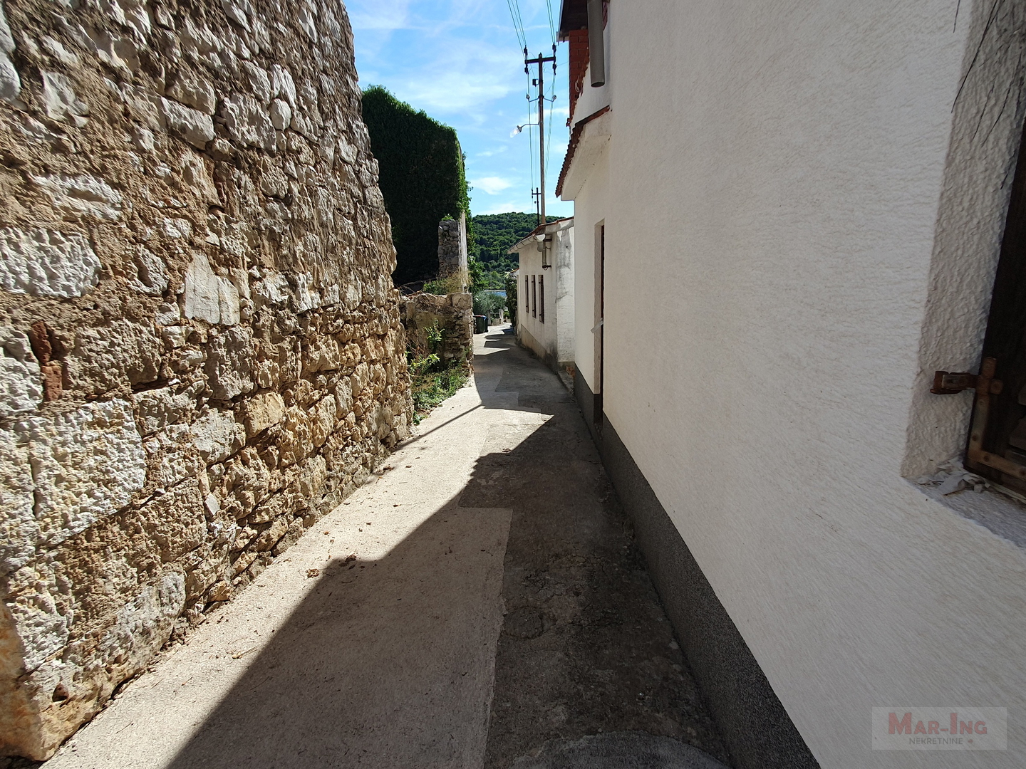 PREKO - SUTOMIŠĆICA - kamena kuća u nizu