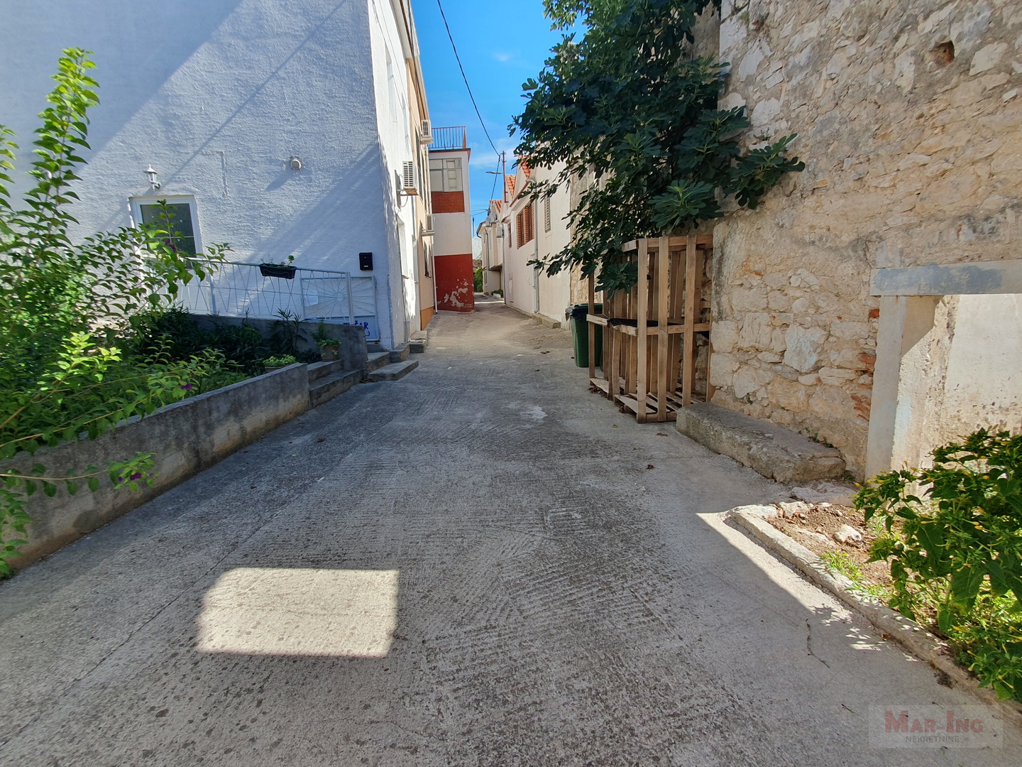 PREKO - SUTOMIŠĆICA - kamena kuća u nizu