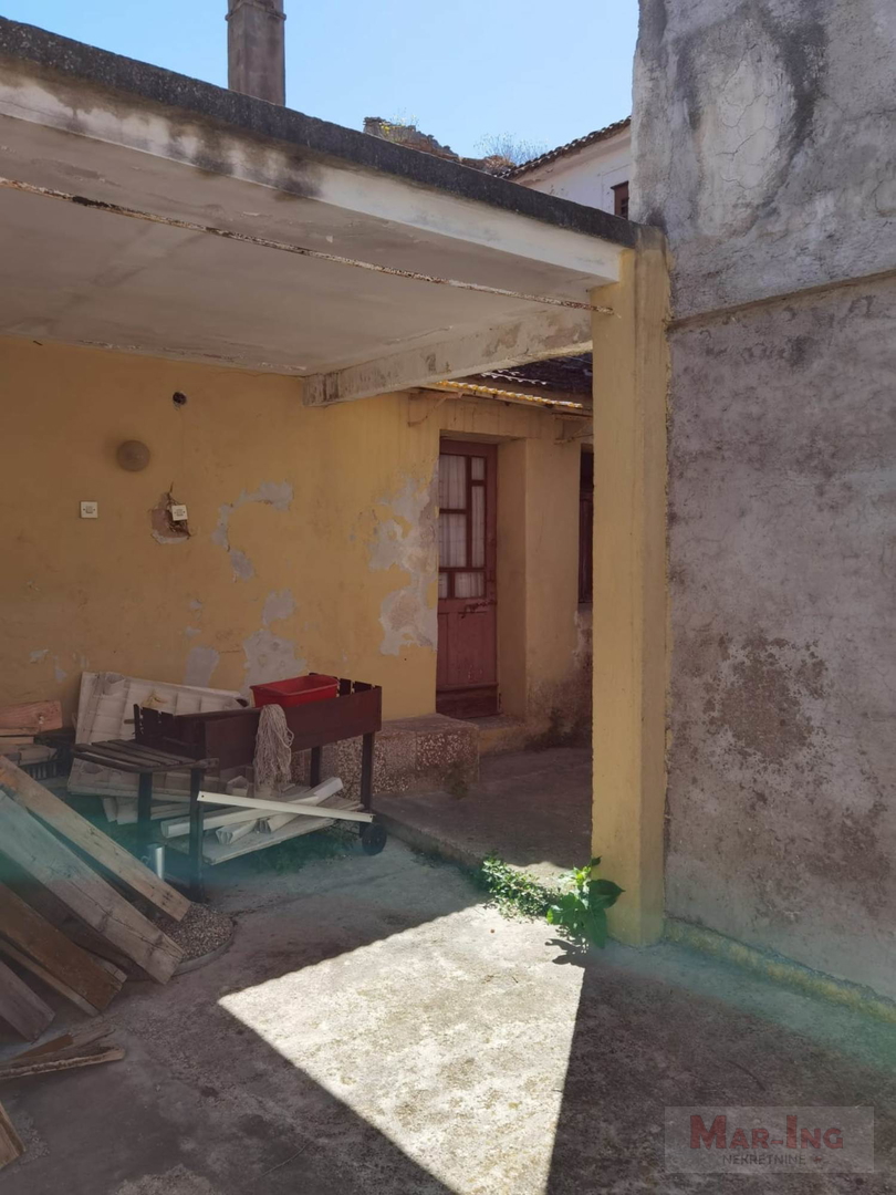 PREKO - SUTOMIŠĆICA - kamena kuća u nizu