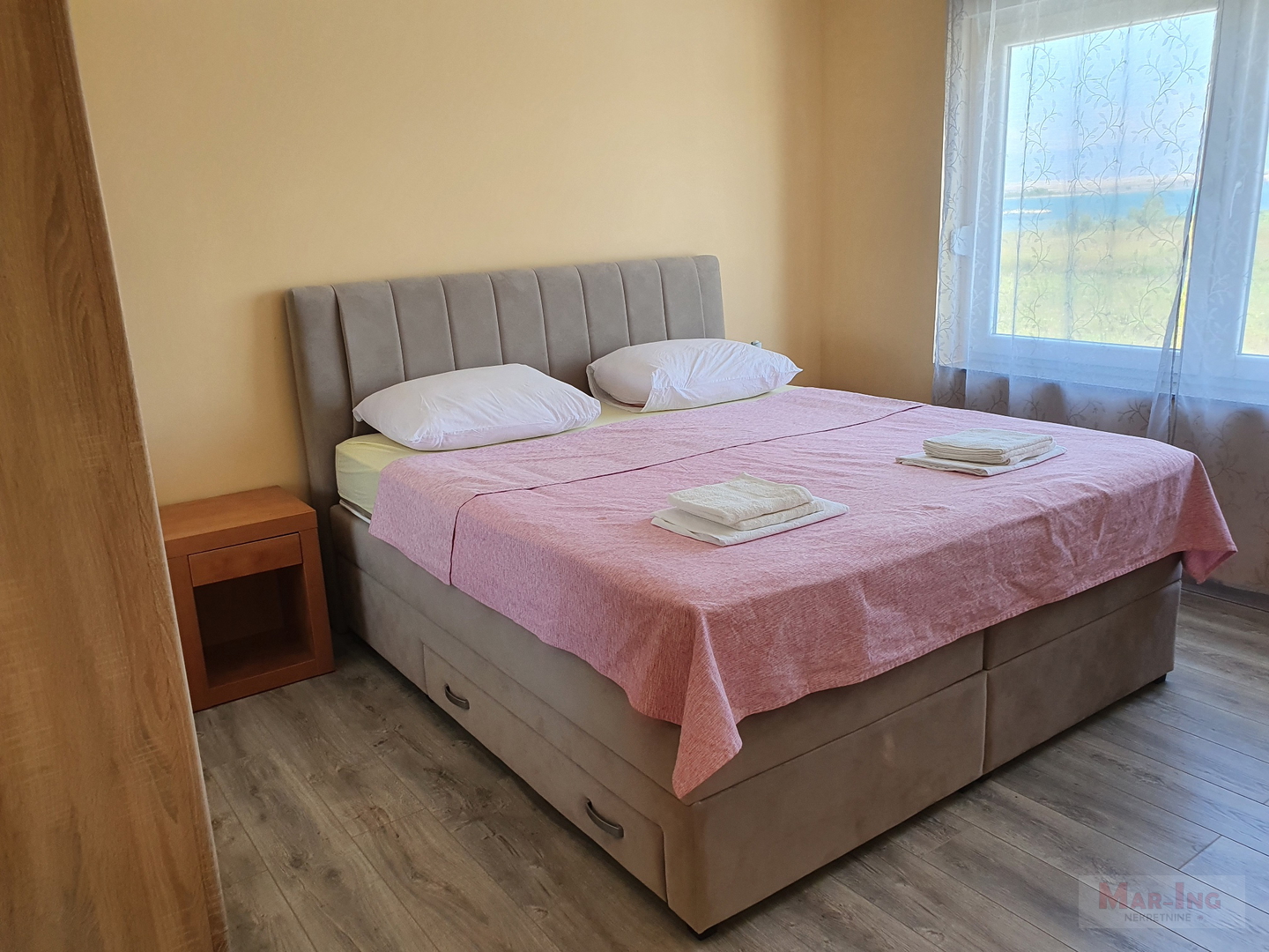 PRIVLAKA - obiteljska vila sa bazenom