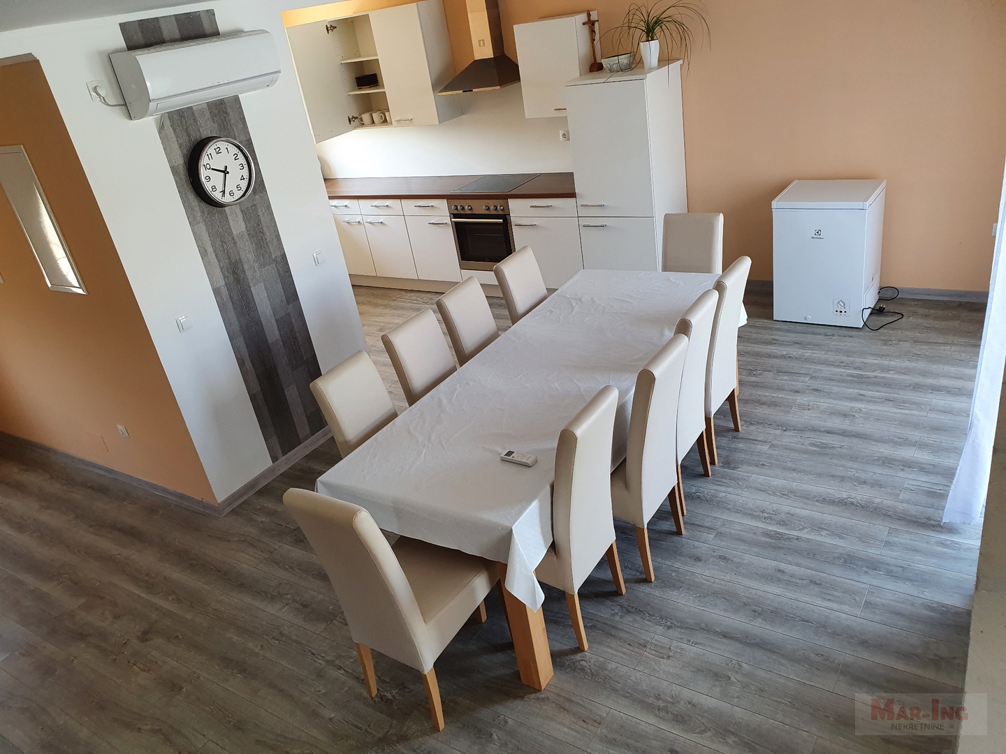 PRIVLAKA - obiteljska vila sa bazenom