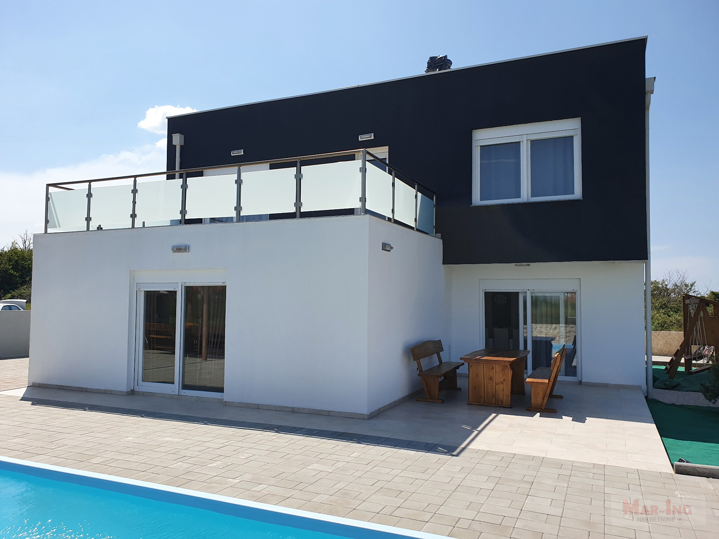 PRIVLAKA - obiteljska vila sa bazenom