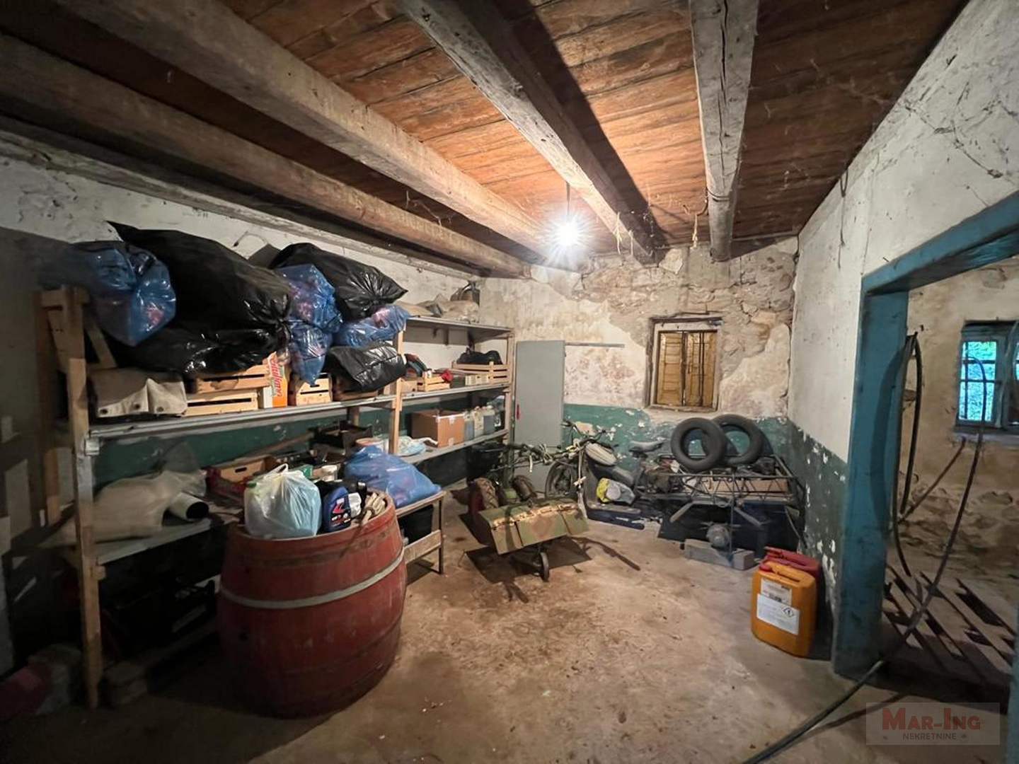 PRIVLAKA - kamena kuća sa velikom okućnicom