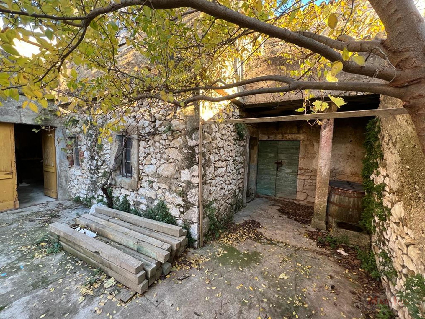 PRIVLAKA - kamena kuća sa velikom okućnicom