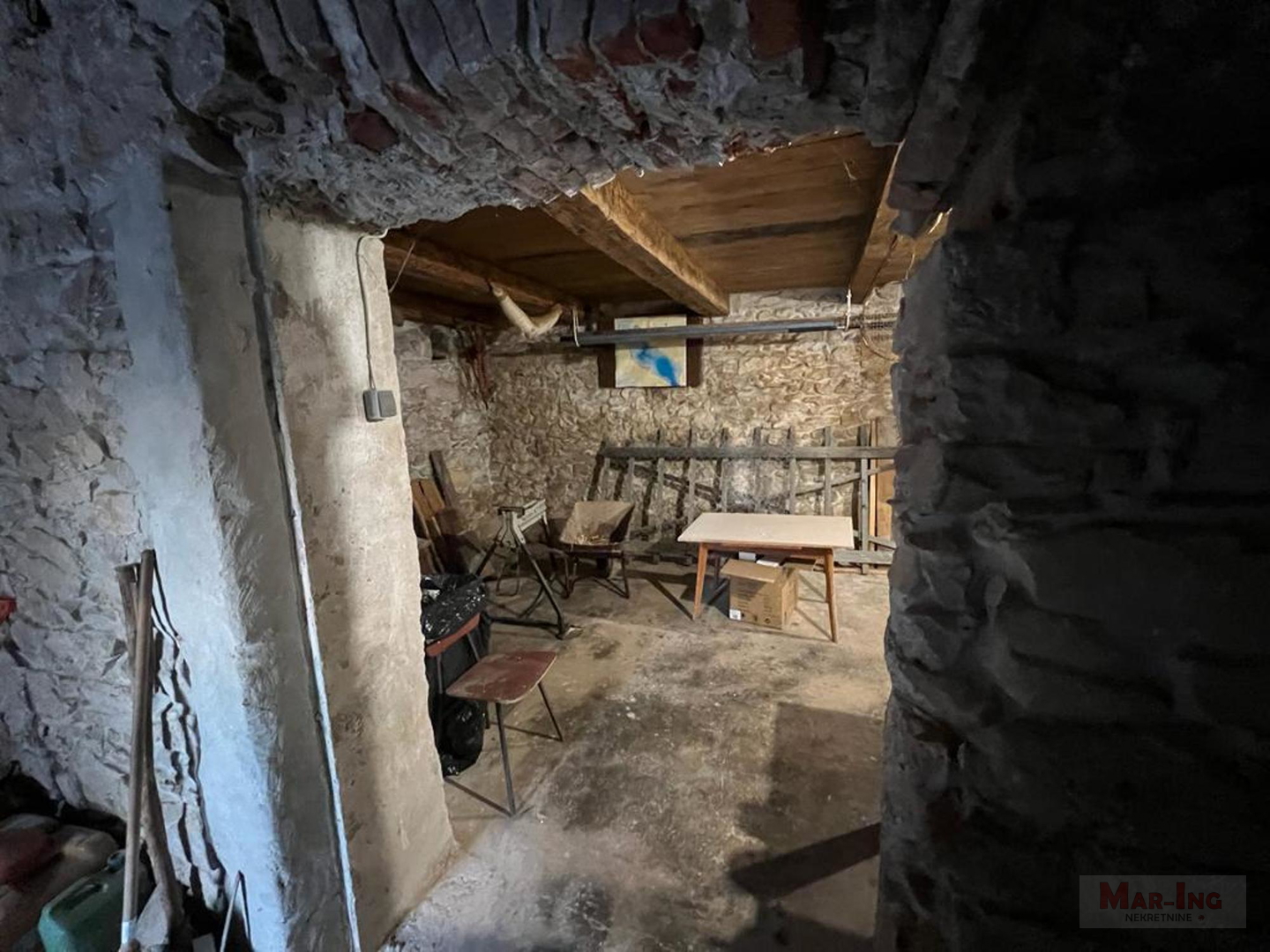 PRIVLAKA - kamena kuća sa velikom okućnicom