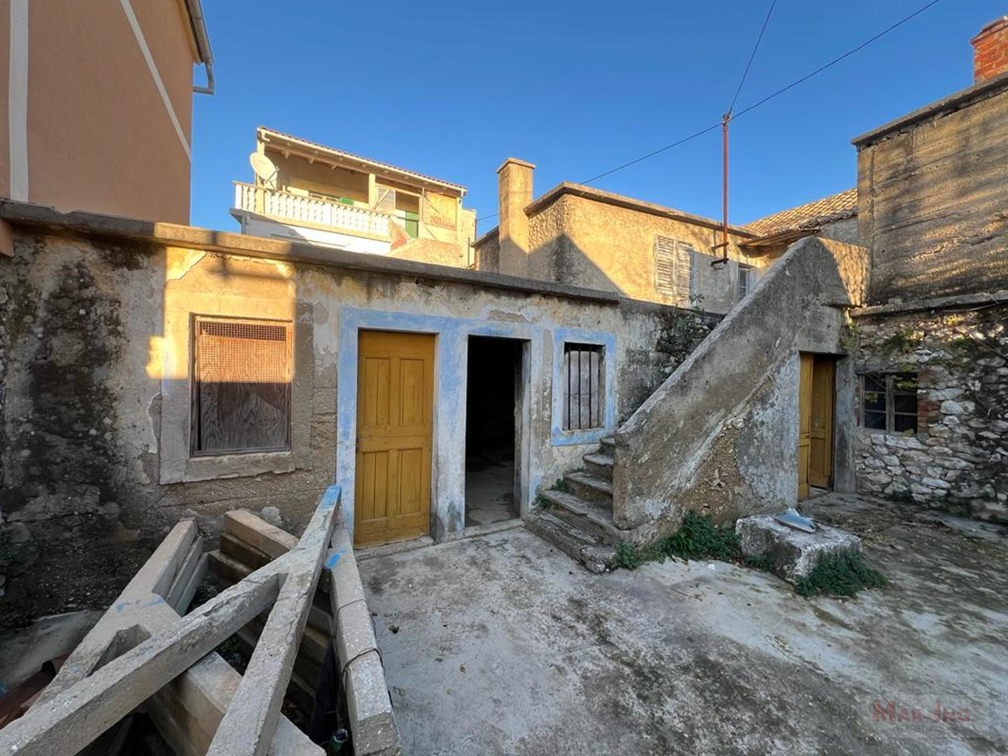 PRIVLAKA - kamena kuća sa velikom okućnicom