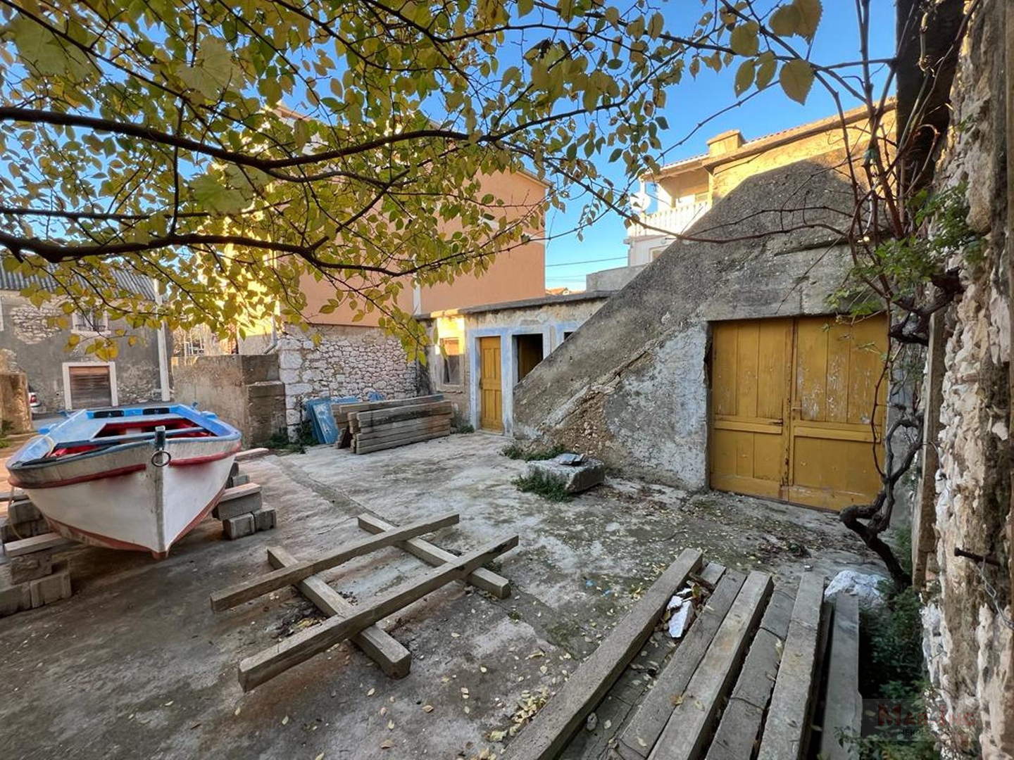 PRIVLAKA - kamena kuća sa velikom okućnicom