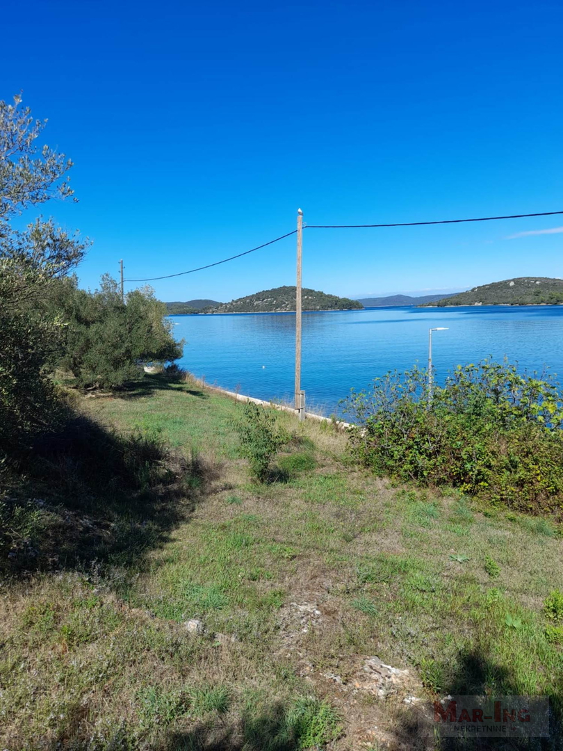 LUKA - DUGI OTOK - građevinsko zemljište prvi red uz more