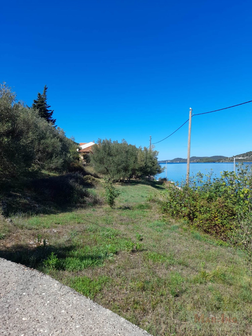LUKA - DUGI OTOK - građevinsko zemljište prvi red uz more