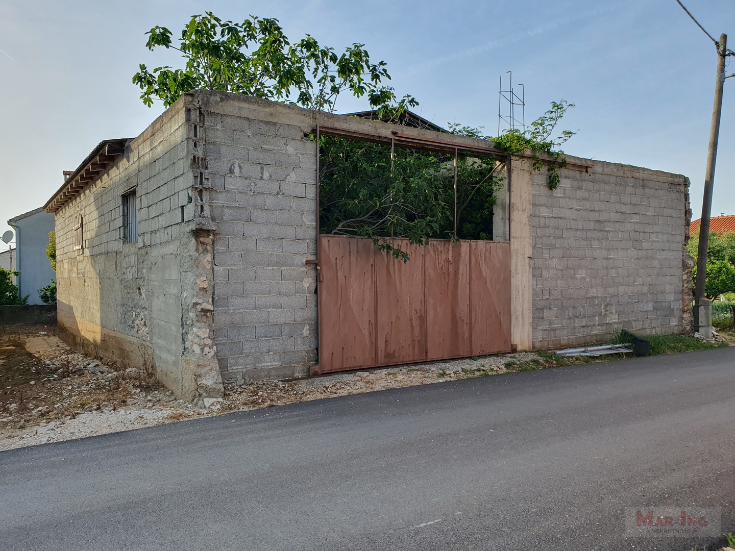 PRIVLAKA  građevinski teren sa objektom površine 200m2