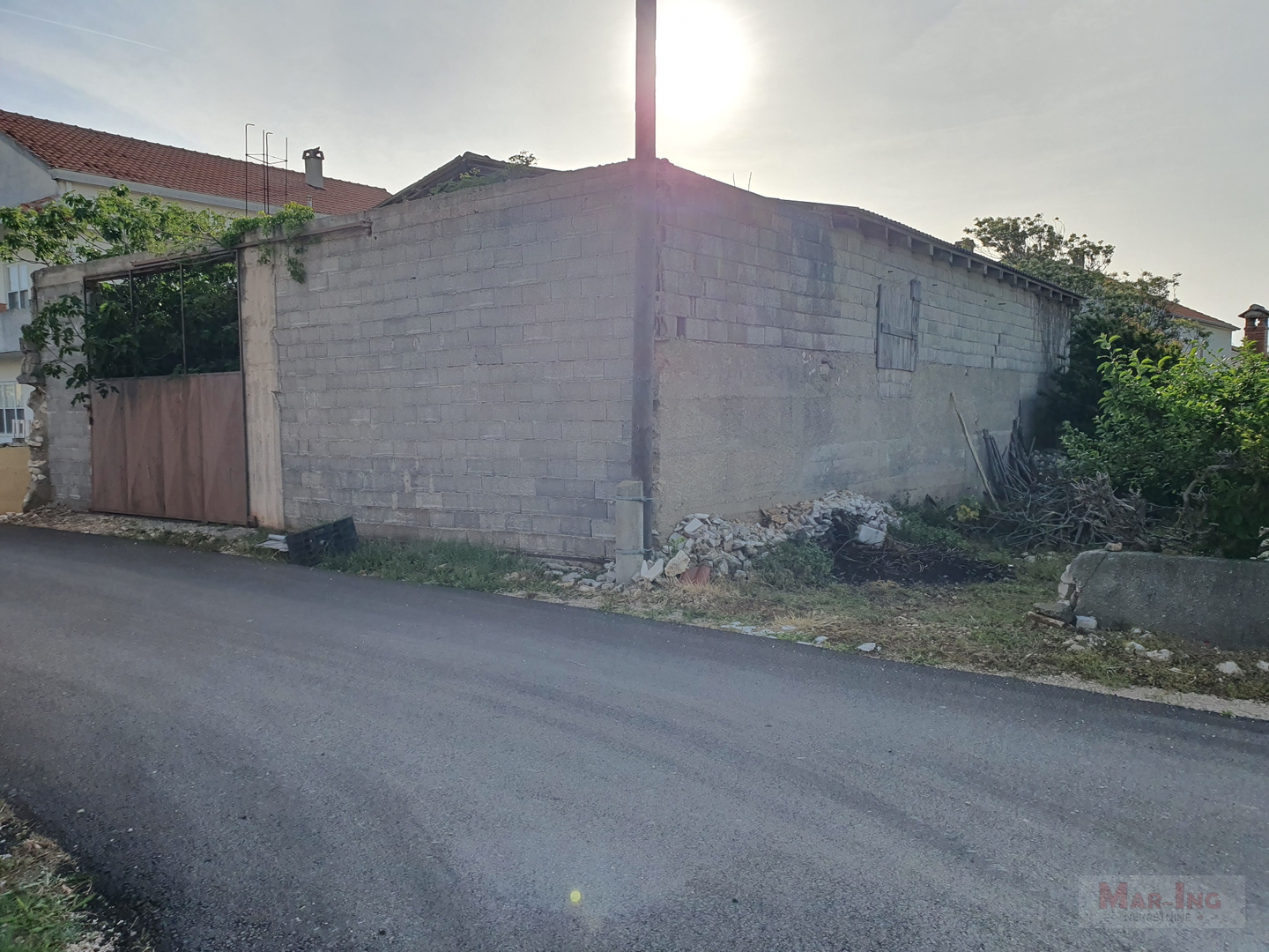 PRIVLAKA  građevinski teren sa objektom površine 200m2