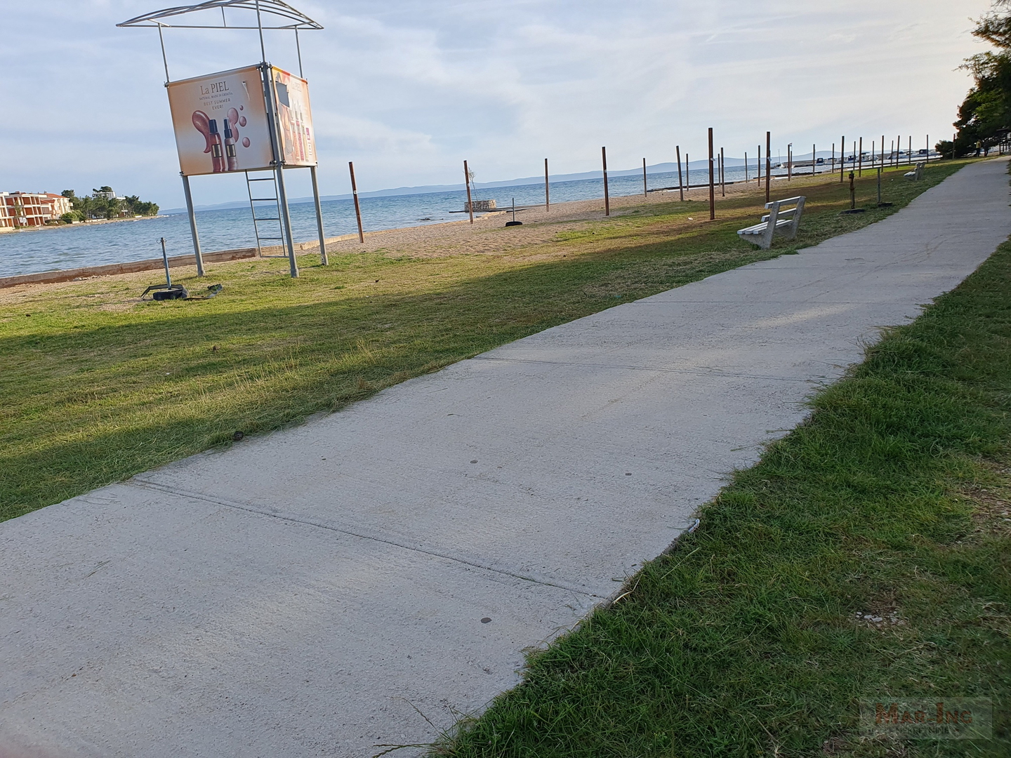 PRIVLAKA  građevinski teren sa objektom površine 200m2